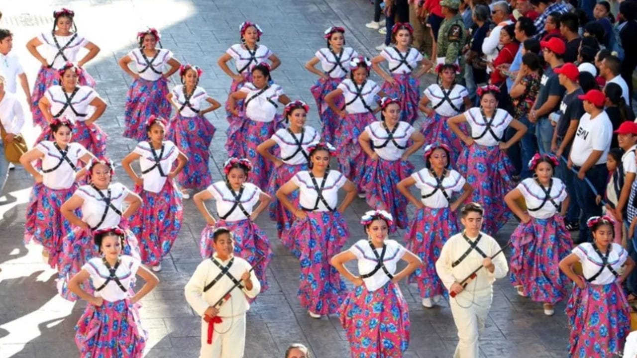 Mérida se preparan para el desfile del Aniversario de la Revolución mexicana