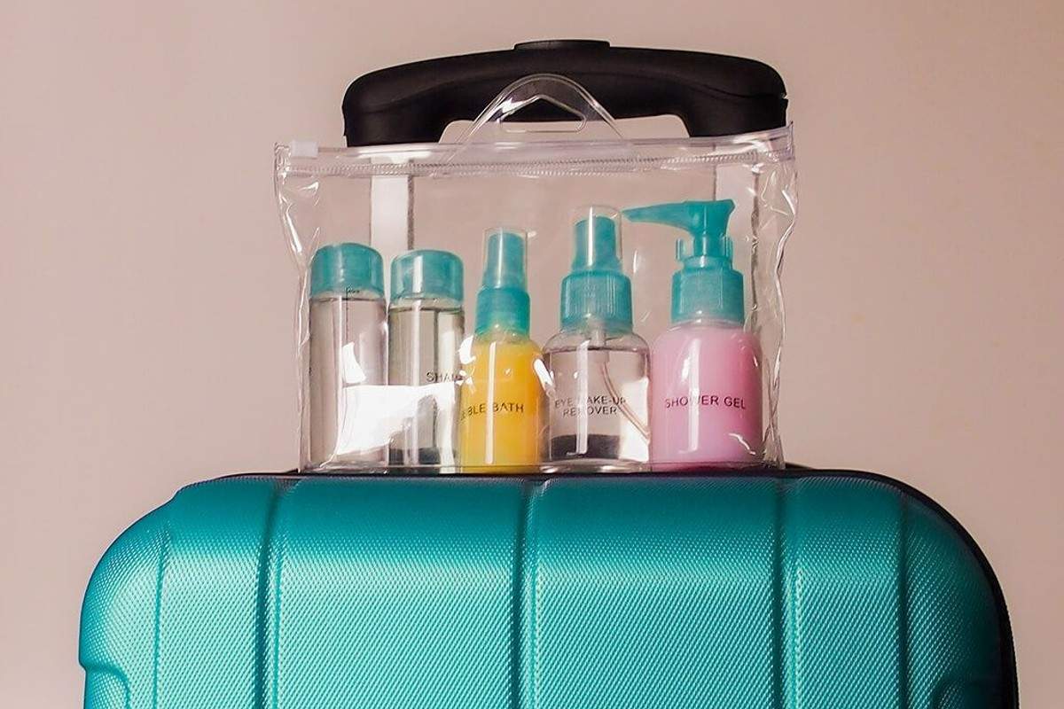 ¿Por qué no puedes llevar agua o líquidos de más de 100 ml en los aeropuertos?