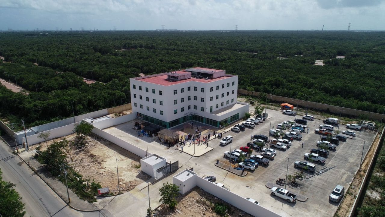 Recorre Mara Lezama obra de la nueva sede de la Fiscalía en Cancún