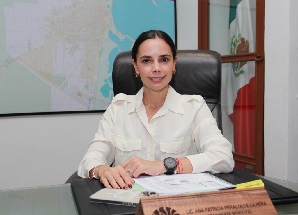 ana_paty La presidenta municipal Ana Paty Peralta anunció la destitución de Alejandro Ariel Peña Merodio, quien era hasta este día el director de la Policía Auxiliar de la Secretaría Municipal de Seguridad Ciudadana y Tránsito. “Les informo que he destituido al director de la Policía Auxiliar de la Secretaría de Seguridad Ciudadana y Tránsito de Benito Juárez, Alejandro Ariel Peña, al registrar un comportamiento que no va acorde con los compromisos de servir y proteger a la ciudadanía”. La decisión que tomó la presidenta municipal de Cancún fue que, con base en el reporte recibido esta madrugada, fue captado en estado inconveniente a las afueras de un local comercial, lanzando consignas y amenazas y en un comportamiento fuera de los protocolos de la institución. El exfuncionario fue puesto a disposición de las autoridades para una investigación exhaustiva y de donde derivarán las responsabilidades que correspondan, por los actos cometidos en la madrugada. “No permitiremos bajo ninguna circunstancia acciones que pongan en peligro la integridad de la ciudadanía y estén fuera de los valores y ética que debe seguir la institución. Reiteramos con firmeza nuestro compromiso inquebrantable de brindar espacios seguros para todas y todos”, dijo Ana Paty Peralta, presidenta municipal.
