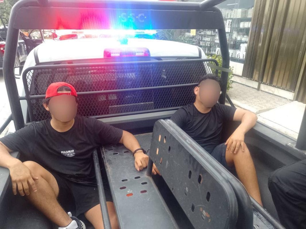Detienen a dos jóvenes en Cancún por tirar escombro en vía pública