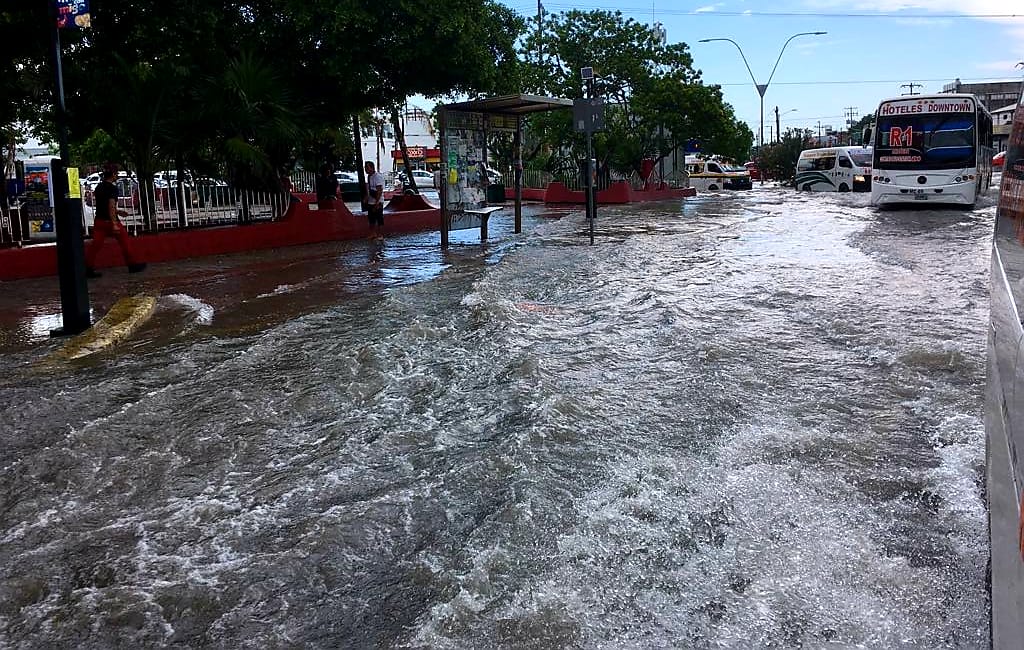 Lluvias por frente frío deja en caos a Cancún, vuelos desviados y calles encharcadas