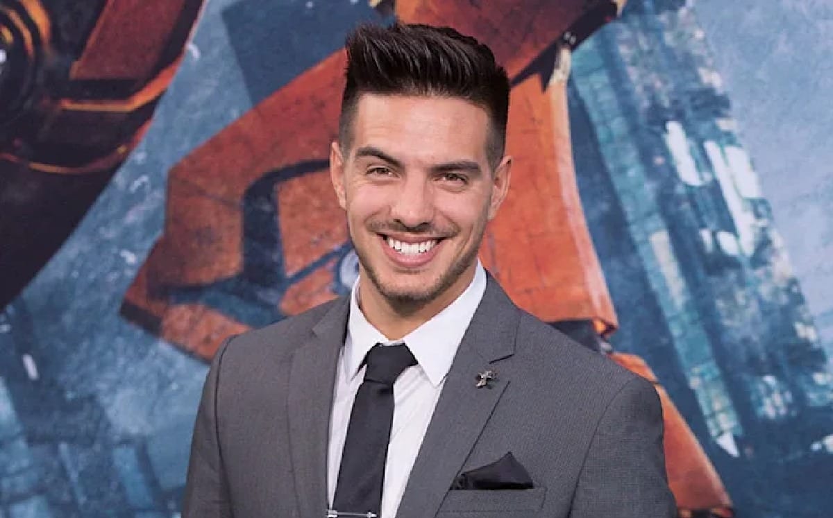 Vadhir Derbez abandona su apellido para triunfar por su propio mérito: José Eduardo Derbez mantiene su legado familiar