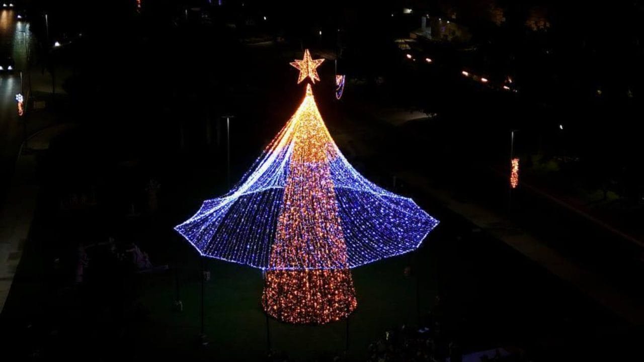 Encienden árbol navideño en la zona hotelera de Cancún