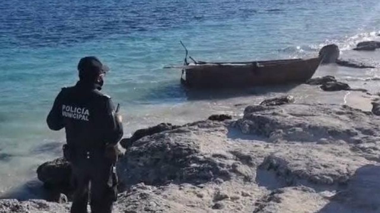 Aseguran a 15 balseros cubanos en playa de Cancún y los retiene Migración