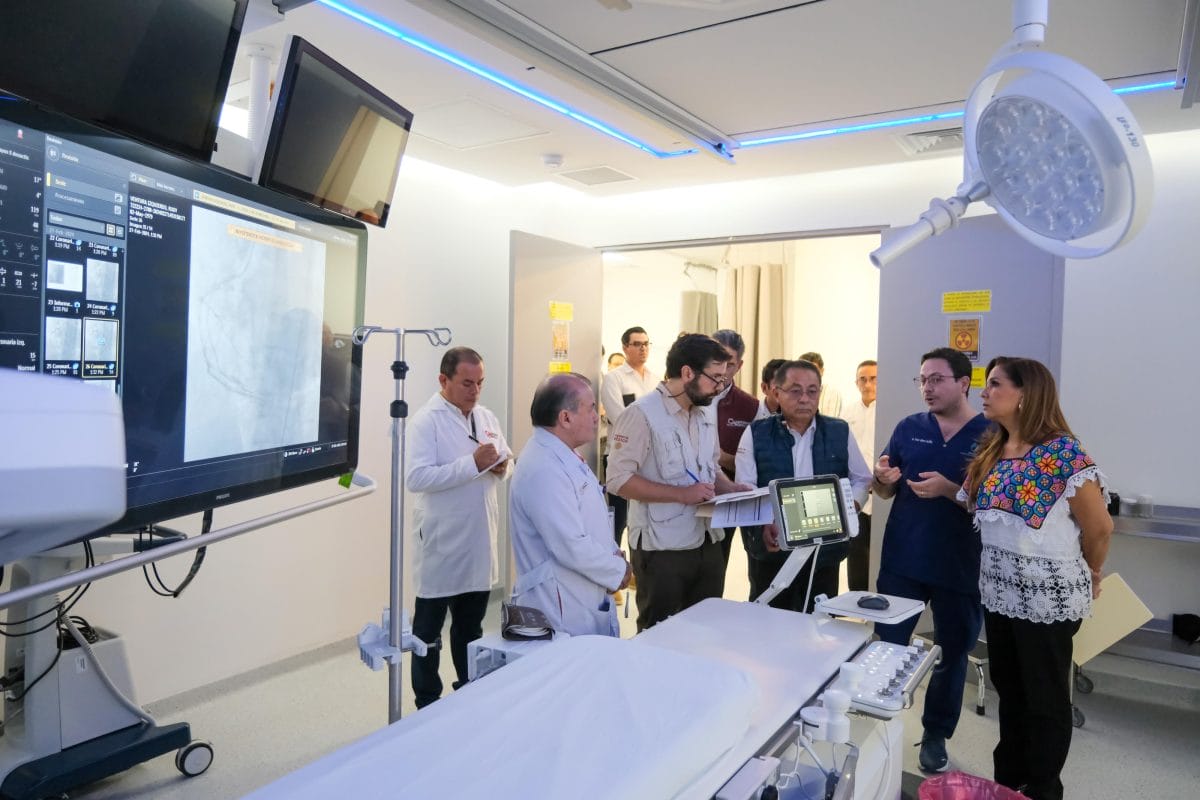 Mara Lezama y Alejando Svarch evalúan mejoras en la salud pública de Quintana Roo