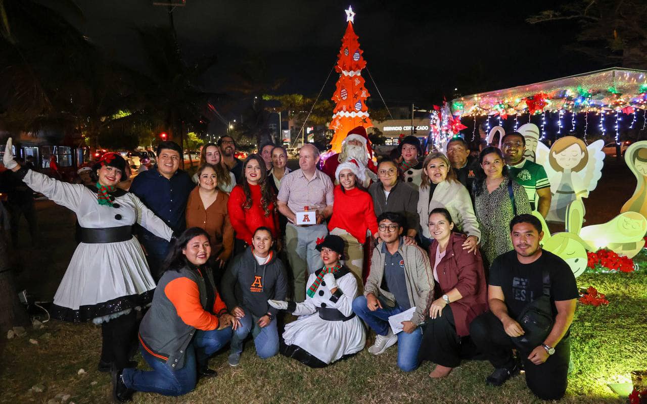 glorieta Ana Paty Peralta inició con los encendidos de las Glorietas Navideñas en Cancún