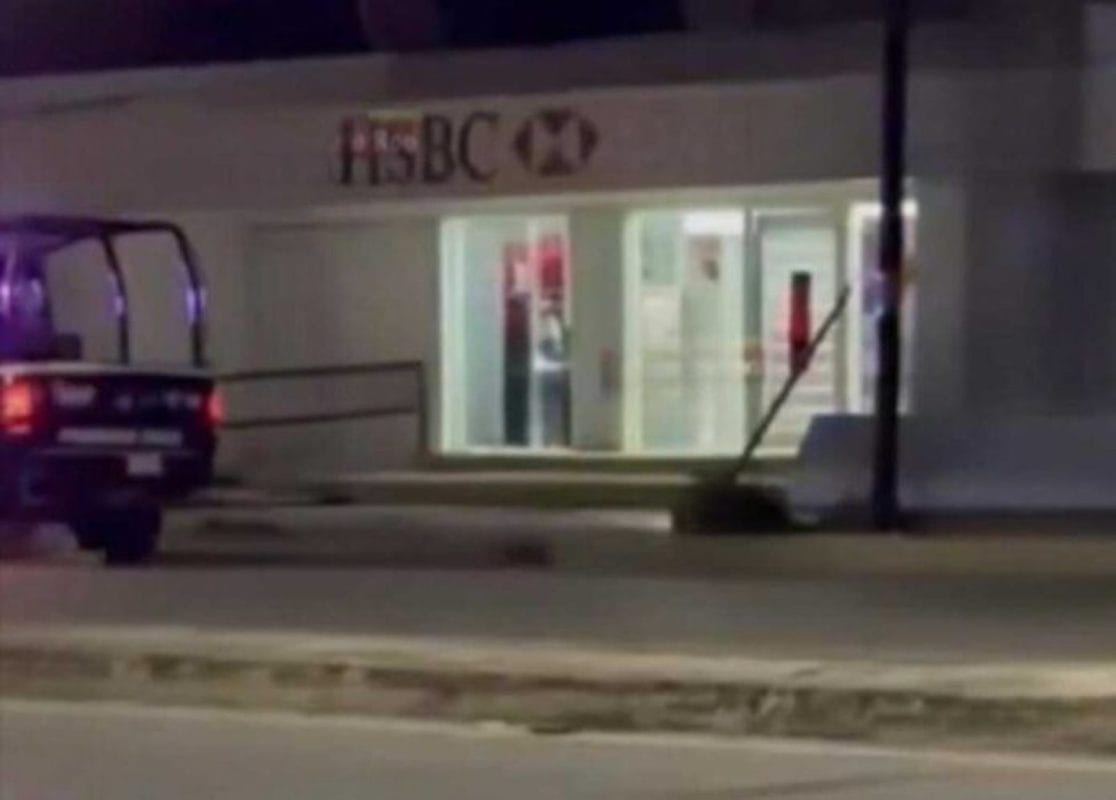 policias Video exhibe a policías de Cancún que “acompañaron” a un ciudadano a un cajero