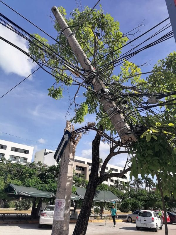 poste3 Peligro por poste vencido a unos pasos del Ceviche de Cancún