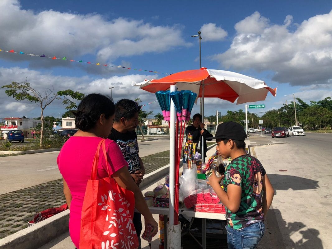 Cada vez hay más vendedores de pirotecnia en las calles de Cancún
