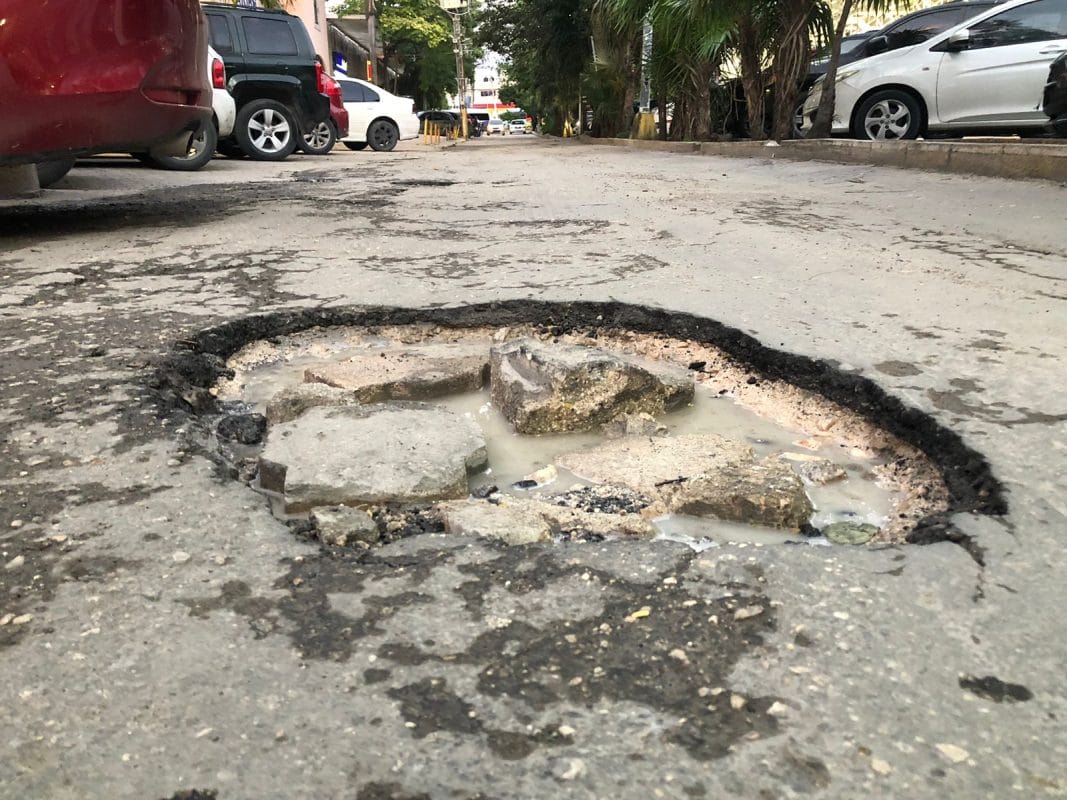 Baches y choques ha dejado el Frente Frío 24 en Cancún