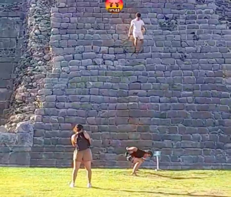 Chichen itza Indigan turistas por subirse al Castillo de Kukulcán en Chichén Itzá