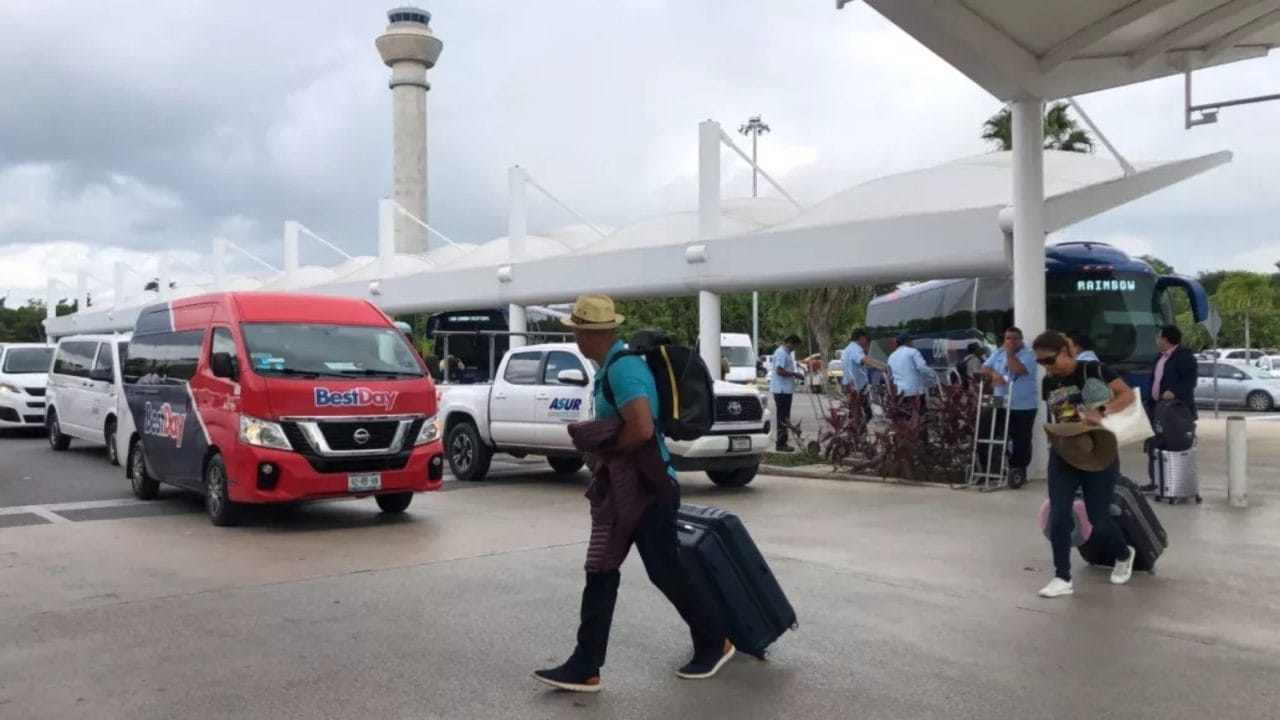 Turista: Ahorra hasta 10 veces evitando taxis del aeropuerto de Cancún