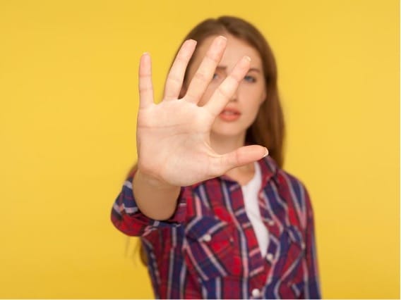 Mujer con la mano hacia enfrente
