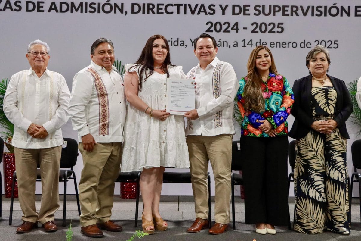 Entrega Gobernador Joaquín Díaz Mena plazas a 136 docentes yucatecos