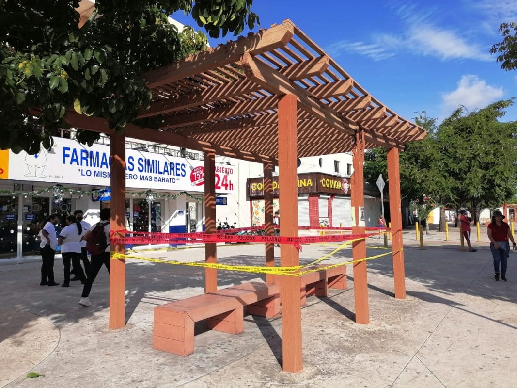 Se caen los paraderos del centro de Cancún, peligro para los transeúntes
