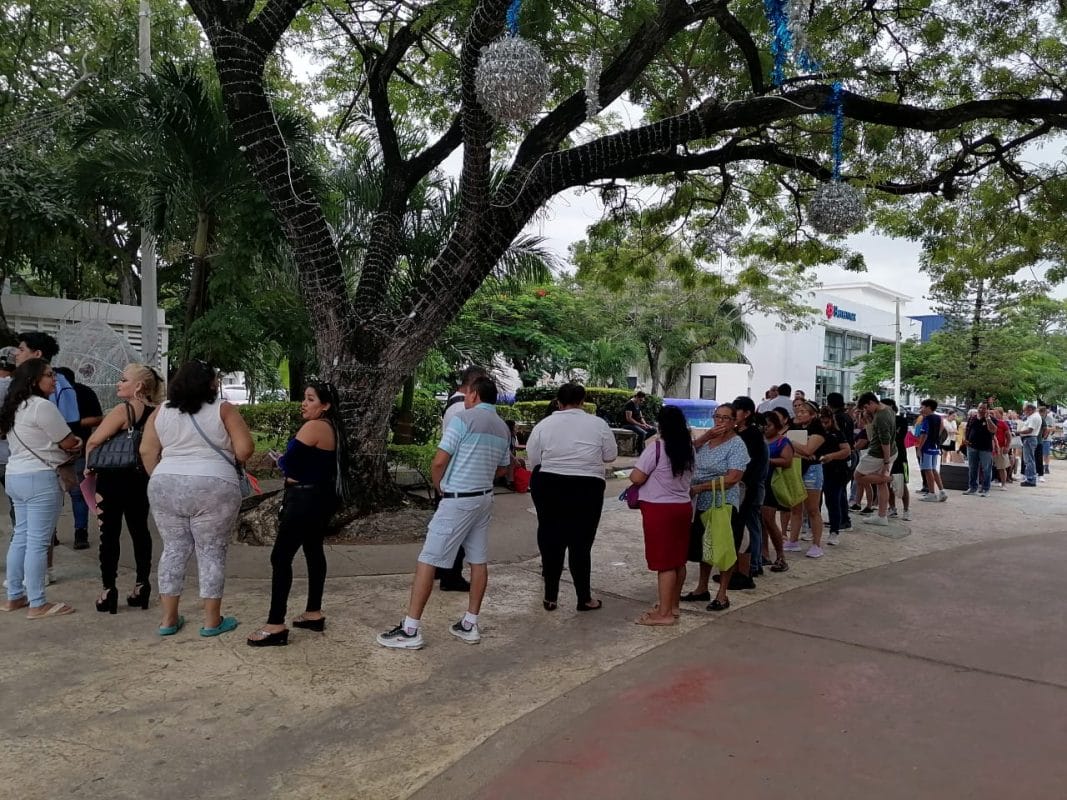 Cancunenses cumplen y abarrotan el Ayuntamiento en el cobro del Predial 2025