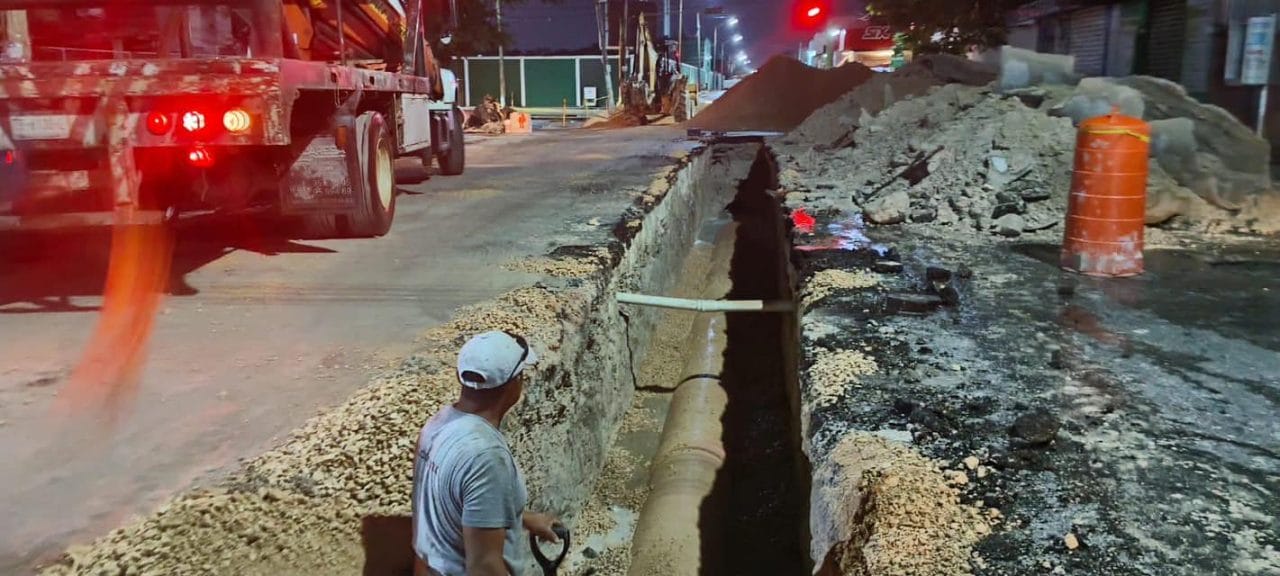 Cierre de calles por socavón causado por tuberías de Aguakan