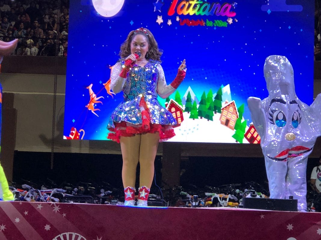 Tatiana y muchas bicicletas en celebración del Día de Reyes en Cancún