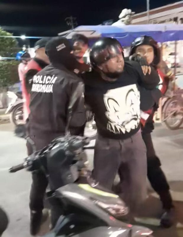 Mediante un video en vivo en Facebook, el alcalde del municipio de Ticul, Humberto Parra habló respecto del video que se viralizó en el cual se ve una detención de la Policía del Municipio en donde usan fuerza para poder realizar las detenciones de personas en estado inconveniente, mientras retienen a un menor de edad. El alcalde Humberto Parra Sosa habló sobre la detención de dos personas y a un menor retenido, ocurrida en la esquina de la calle 25 con 26-A, a unos metros del parque principal de Ticul, Yucatán. Un video que se viralizó en las redes sociales, particularmente en Facebook, muestra a la Policía Municipal deteniendo a los ocupantes de una motocicleta que supuestamente manejaban en estado inconveniente. De acuerdo con Humberto Parra Sosa, los hechos se dieron en el centro de Ticul, justo en la esquina de la Calle 25 con 26-A, que fue cuando uno de los agentes del servicio municipal de seguridad se percataron que en una mota, las personas manejaban de forma temeraria con un menor abordo y al parecer los conductores estaban en estado de ebriedad. “Hablando de la detención cerca del parque principal, de dos personas y donde tristemente está involucrado un menor, un niño que es lo que nos mortifica. Apenas vi el video empecé a investigar a preguntarle al director, al subdirector de la policía, a los comandantes y la cuestión es que estaban manejando de una manera temeraria y cuando les hicieron las preguntas por el oficial se notó que estaba en estado de ebriedad”, indicó el Alcalde de Ticul. En el video se nota que hay un conflicto, y además se indicó en un principio que fue porque no traían casco los ciudadanos detenidos, sin embargo, esta versión fue descartada por la que indicó el alcalde en la que indicó que los conductores venían en estado de ebriedad por lo que se optó por mantener en resguardo al menor. “Los que estaban en la motocicleta y al haber un menor, un niño pues sienten que es peligroso para para el menor seguir andando en ese en ese vehículo y se pide se pide el apoyo de la policía”, comentó el alcalde. El alcalde reconoció que existen errores en los procesos de la policía y de la seguridad, mismas que se revisan, en este caso en particular ya se indaga al respecto. Pidió a la ciudadanía que haga los señalamientos en los hechos para poder analizar y mejorar la calidad del servicio.