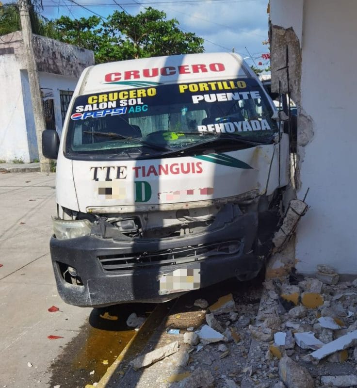 Choque de combi de transporte público en Cancún, deja heridos y daños materiales