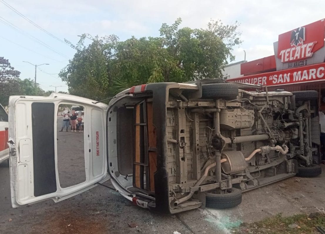 Combi chocó y volcó con pasajeros en su interior en Cancún, hay siete lesionados