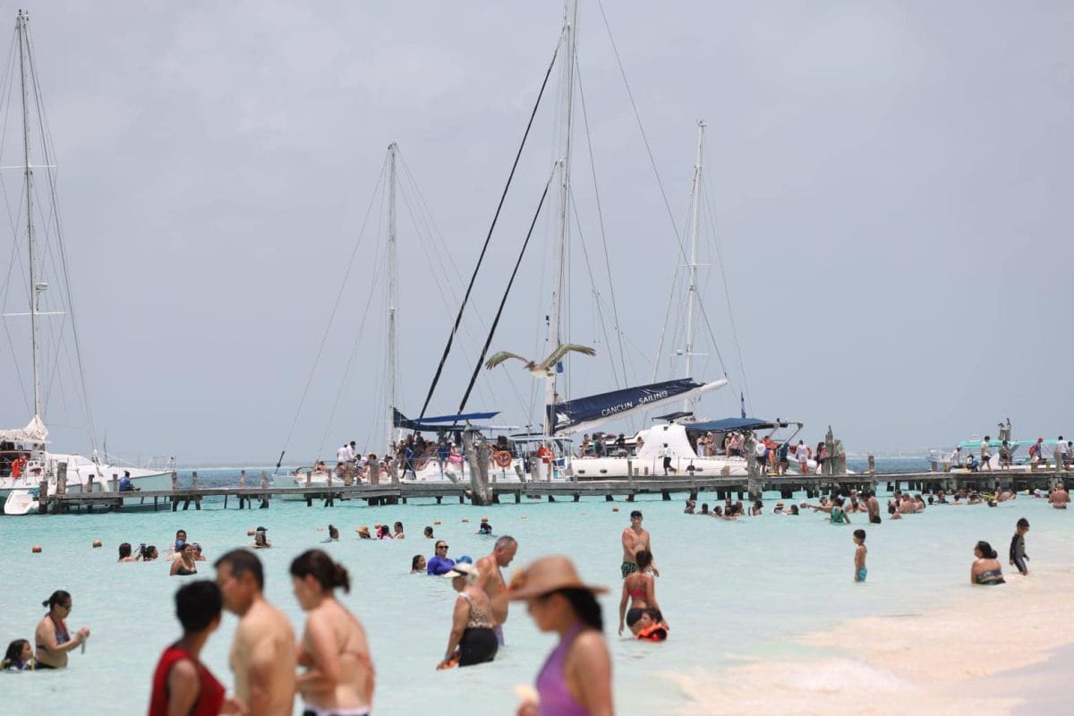 Gran afluencia de turistas durante el puente en Isla Mujeres