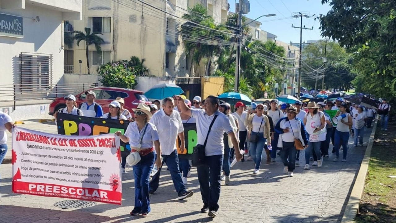 Maestros de Quintana Roo convocan a megamarcha este miércoles desde Cancún
