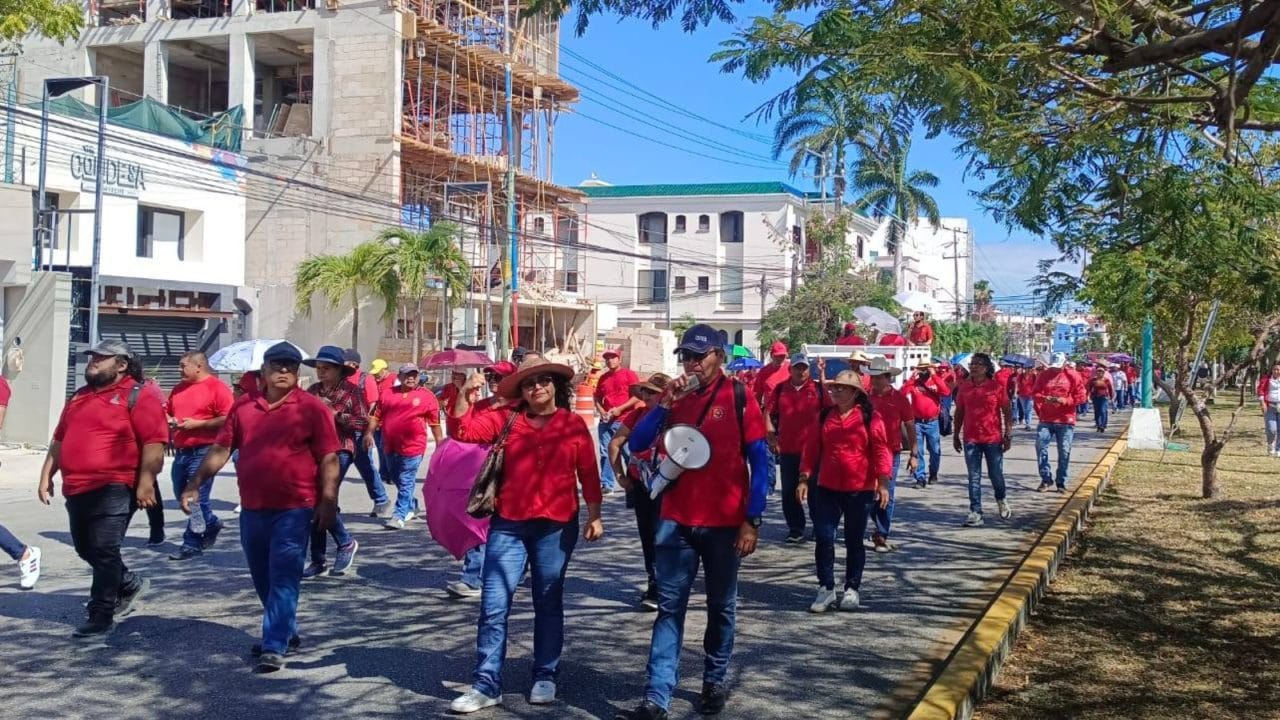 Docentes de Quintana Roo mantienen paro indefinido por reforma del ISSSTE