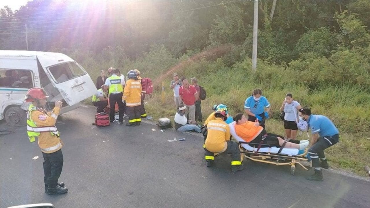 Volcadura deja a varios heridos en la carretera Playa del Carmen-Cancún Volcadura deja a varios heridos en la carretera Playa del Carmen-Cancún