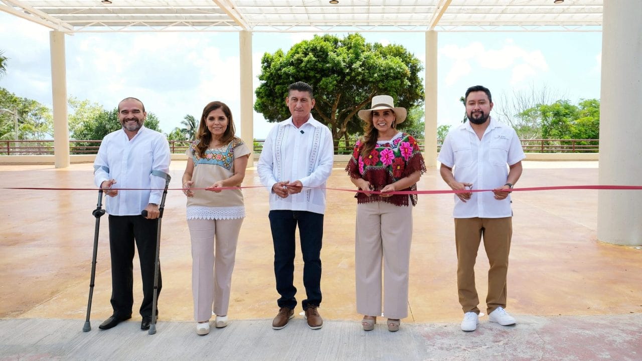 Inaugura Mara Lezama plaza artesanal en la explanada de Bacalar