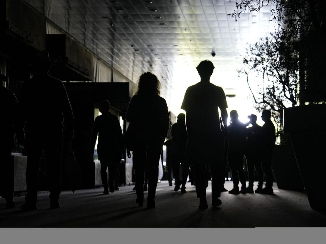 Mercados mixtos al inicio del día, apagón golpea PIB español y guerra comercial impacta precios y déficit en EU