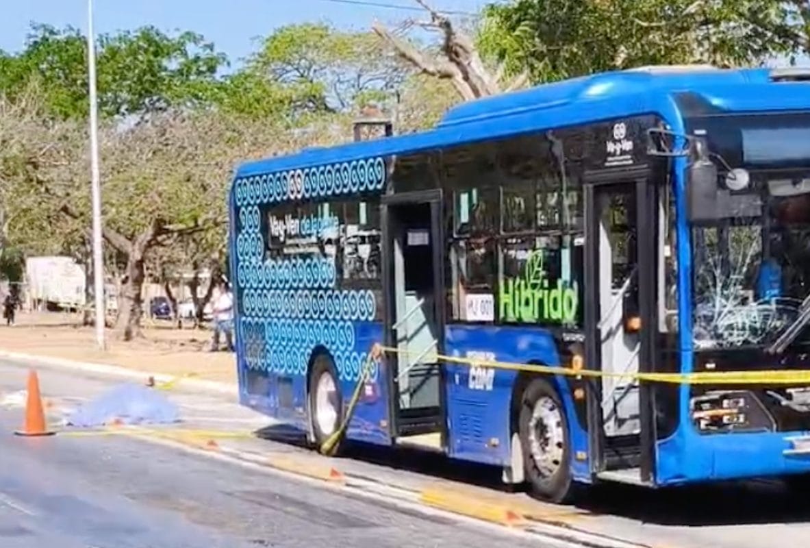 Muere mujer atropellada por un Va y Ven en Mérida