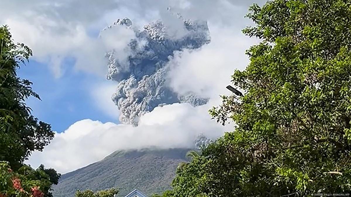 Volcán Bulusan Entra en Erupción en Filipinas; China Anuncia Medidas Económicas