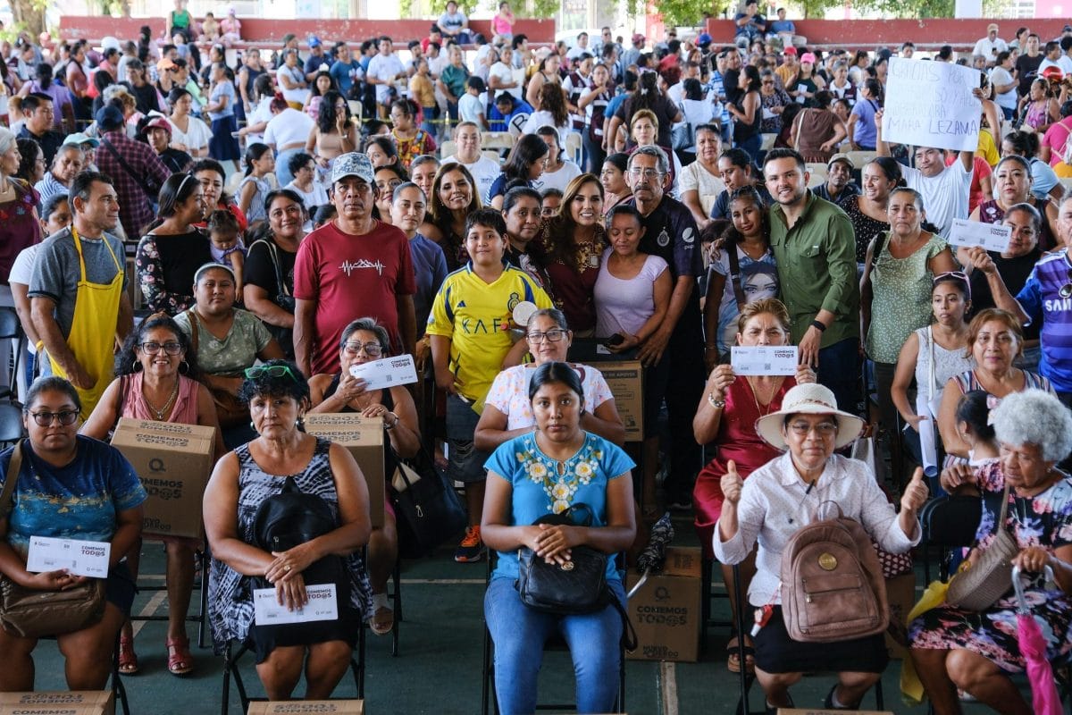 Entregan paquetes alimentarios y tarjetas del programa “Comemos Tod@s” en Chetumal
