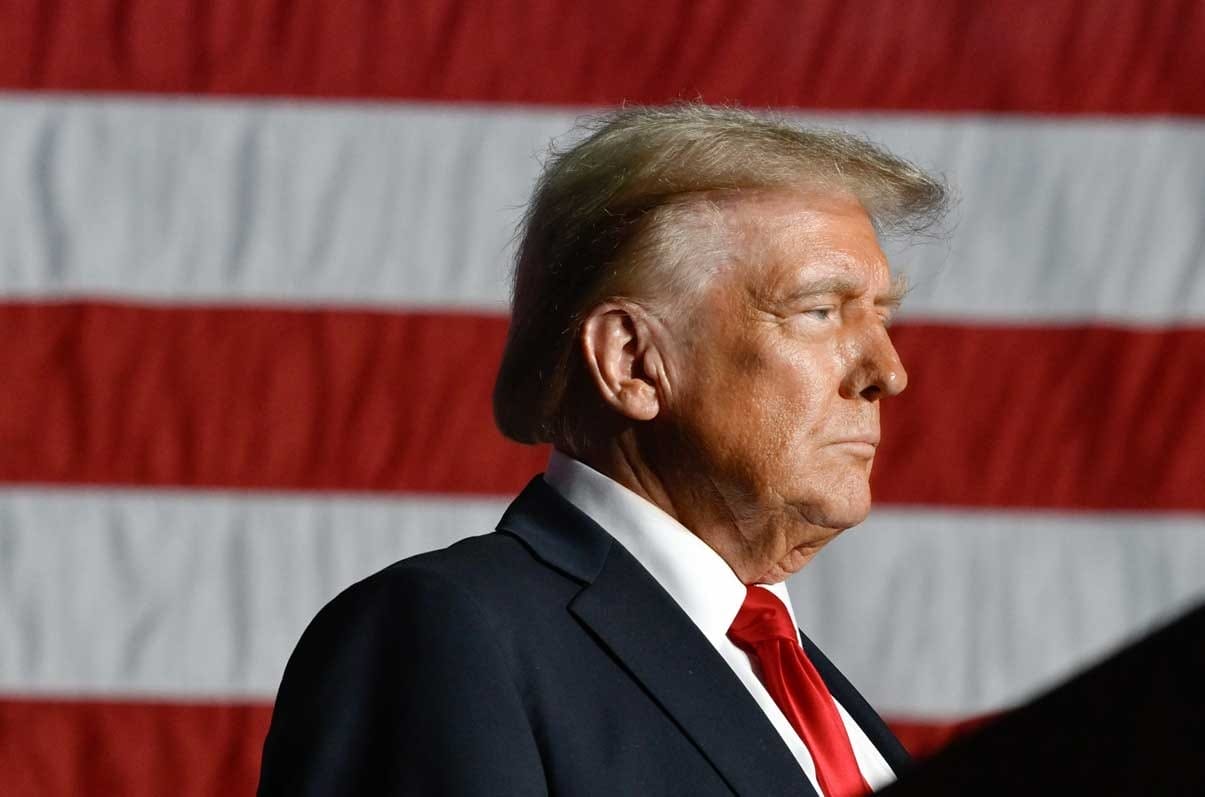 Política EE.UU.: Trump Impulsa Agenda Dura, Desafía Normas y Genera Tensión