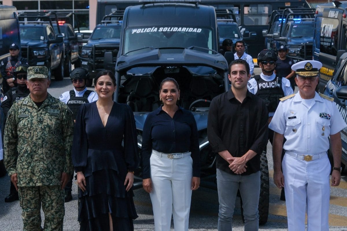 Mara Lezama entrega de vehículos policiales en Playa del Carmen Mara Lezama entrega de vehículos policiales en Playa del Carmen