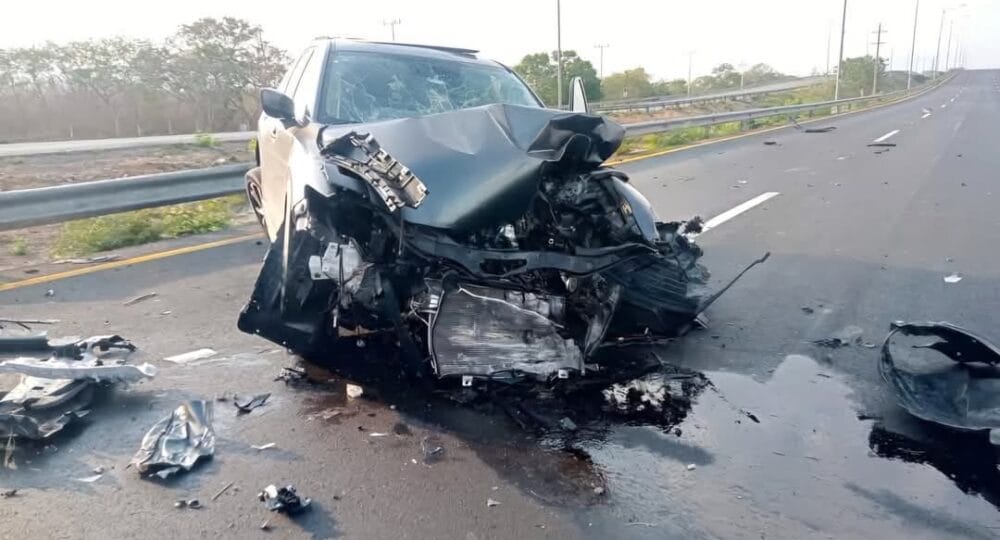¡MILAGRO EN LA CARRETERA 57! Conductor Sobrevive Tras Ser APLASTADO por Tráiler en Querétaro esta Mañana
