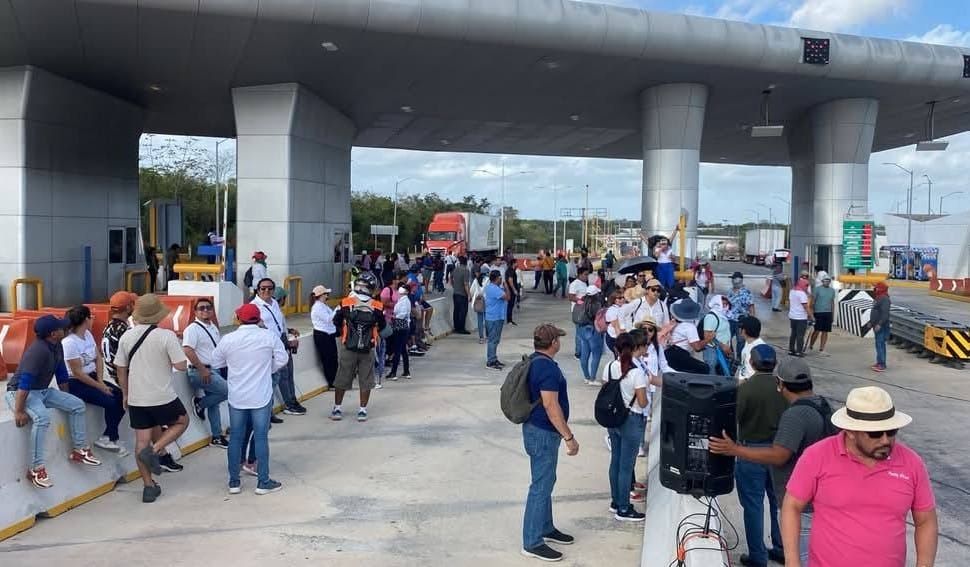 Maestros de la CNTE toman caseta Mérida-Cancún y permiten paso libre a vehículos