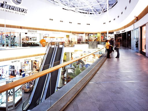 Cae presunto ladrón de joyería en Plaza Patriotismo tras otro asalto