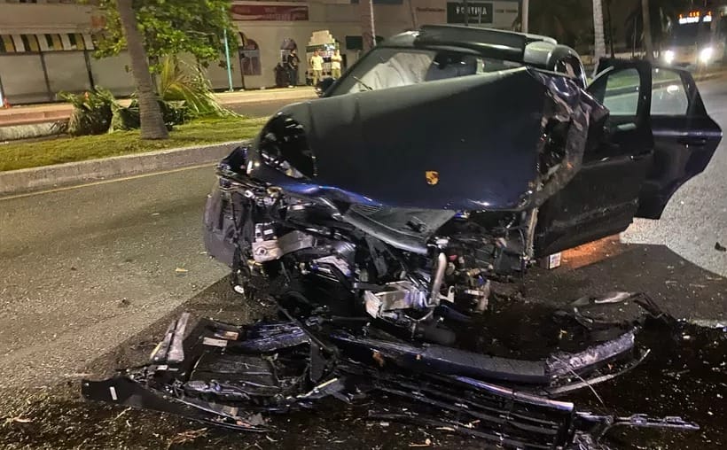 Impactó su Porsche contra una palmera en Cancún