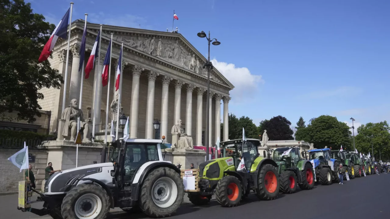 Agricultores franceses llevan su furia al Parlamento: Tractores frente a la Asamblea Nacional Agricultores franceses llevan su furia al Parlamento: Tractores frente a la Asamblea Nacional