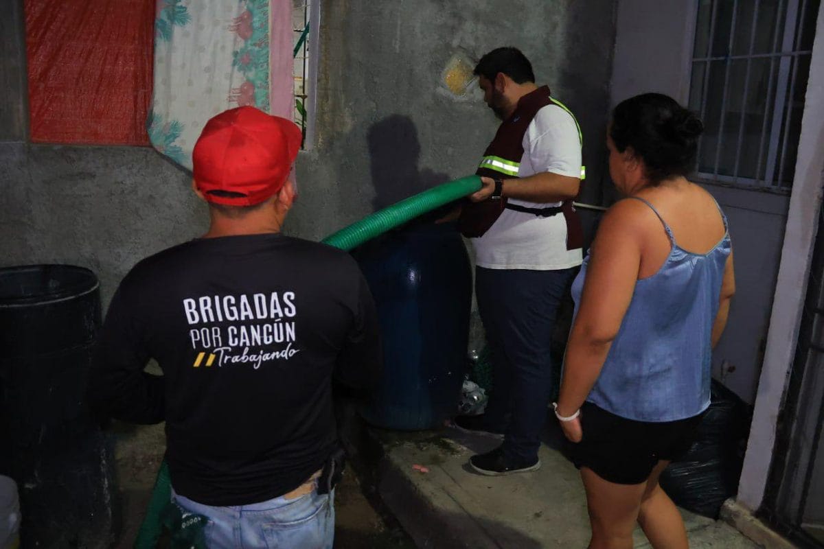 ¡Tienen que llevarles pipas! Vecinos de Cancún sin agua por protestas en Aguakan ¡Tienen que llevarles pipas! Vecinos de Cancún sin agua por protestas en Aguakan