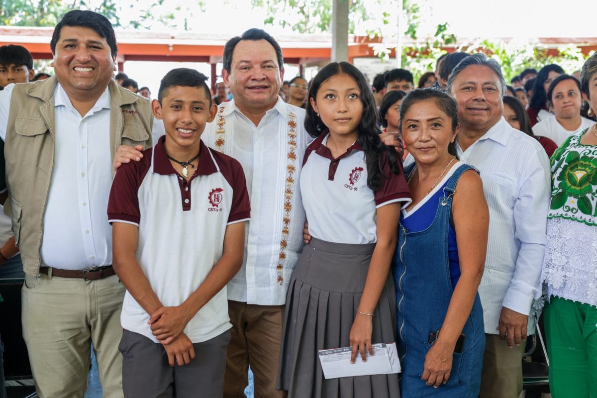 Díaz Mena entrega primeras tarjetas de la beca 'Benito Juárez'