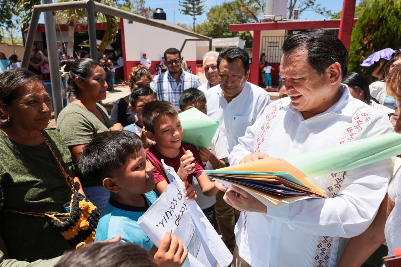 Joaquín Díaz Mena anuncia millonaria inversión en telesecundaria de Dzununcán