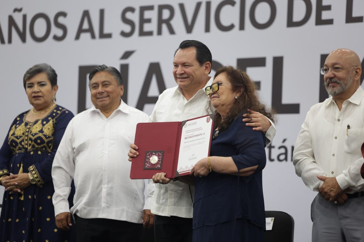 Gobernador entrega medallas y anuncia inversión en educación durante celebración a docentes.