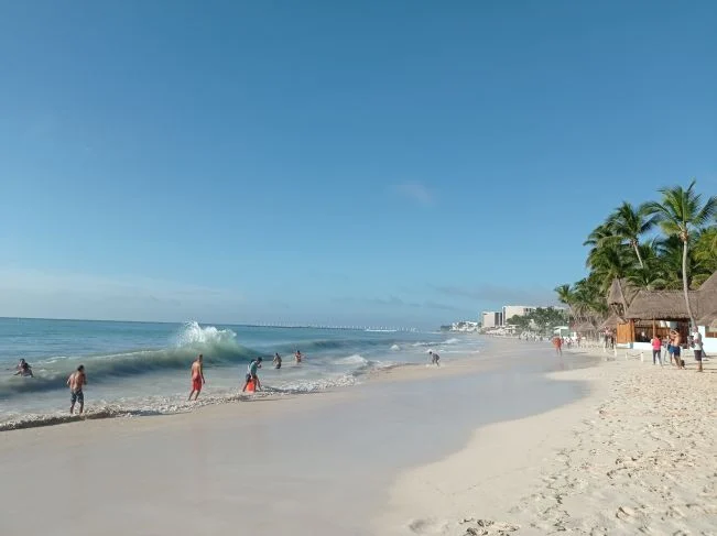 ¡Alerta en Playas! Ojos de Agua y Oleaje Fuerte Sorprenden en Playa del Carmen