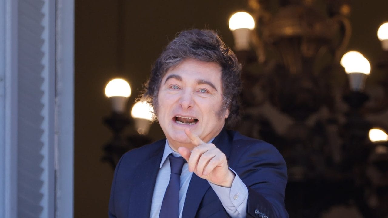 Argentina Endurece Ley Migratoria: Decreto de Milei Restringe Ciudadanía, Facilita Deportaciones y Cobra por Servicios Públicos a Extranjeros