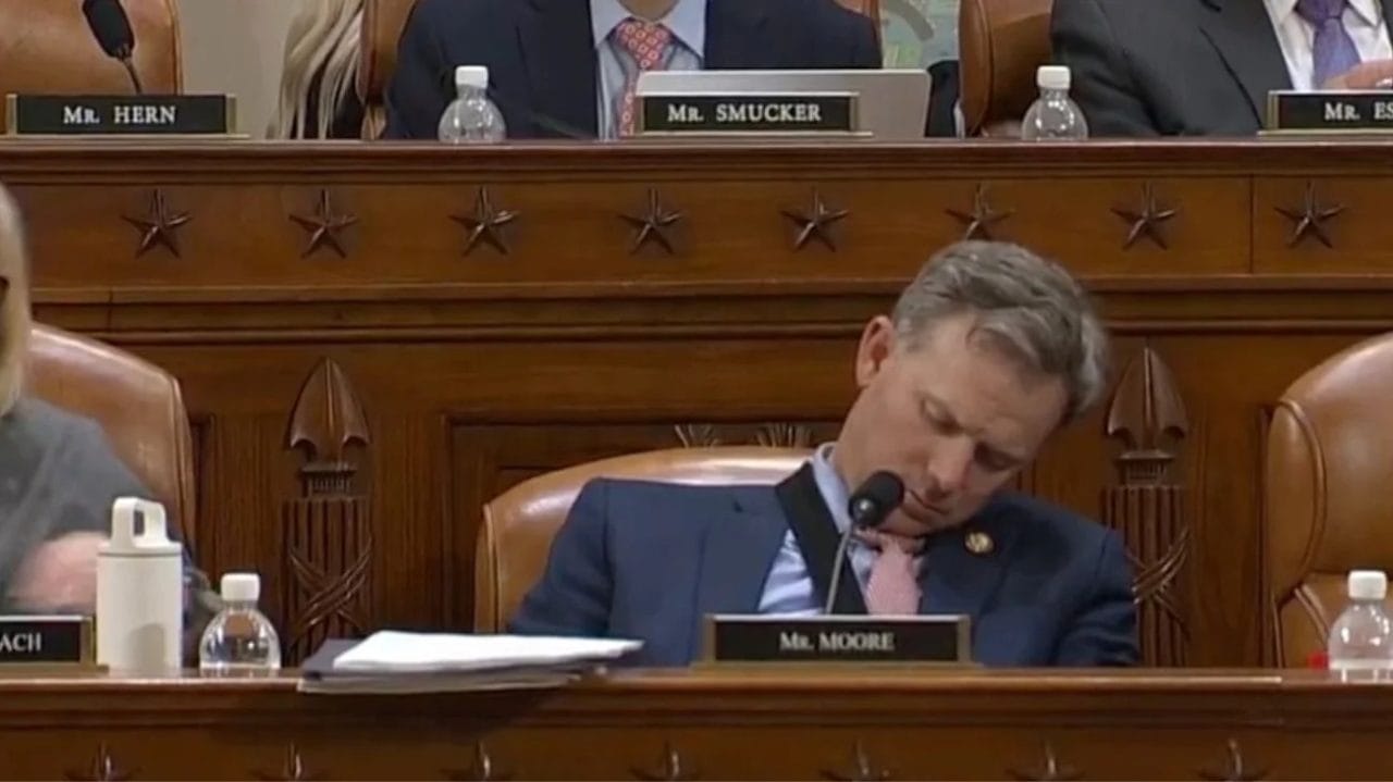 Congresista Blake Moore se duerme durante votación crucial: el momento viral que avergüenza al Congreso