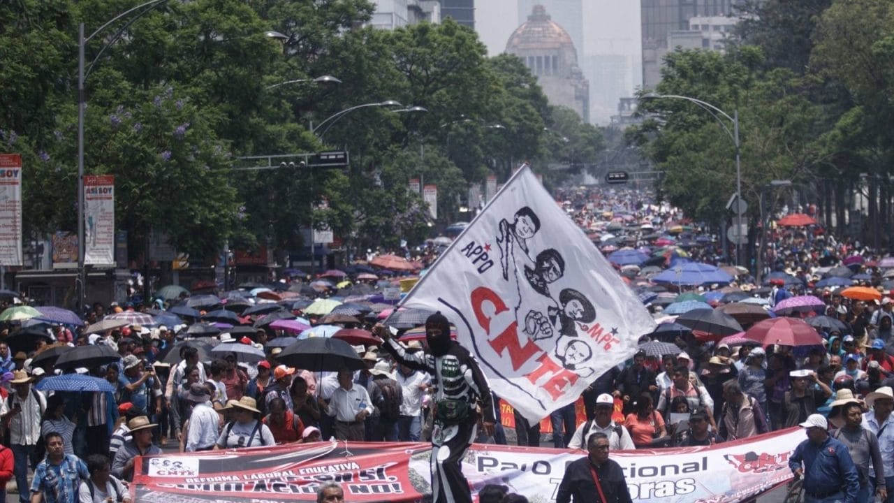 CDMX Sitiada: Lluvias y Protestas de CNTE Colapsan Movilidad
